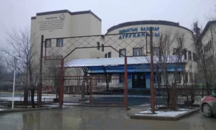 "Санавиацияға рұқсат бермеген": Атырауда ауданнан жеткізілген сәби аурухананың кіреберісінде шетінеп кетті