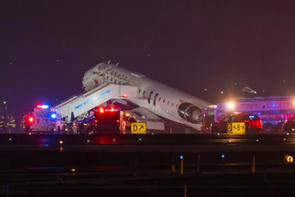 80-ге жуық жолаушысы бар ұшақ өрт сөндіру көлігіне соқтығысып, төрт адам зардап шекті (видео)