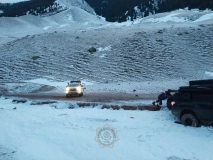 Алматы облысында бір отбасы мінген көлік қар құрсауында қалып қойды