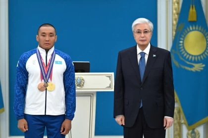 Тоқаев Паралимпиада чемпионы Ербол Хамитовті III дәрежелі "Барыс" орденімен марапаттады