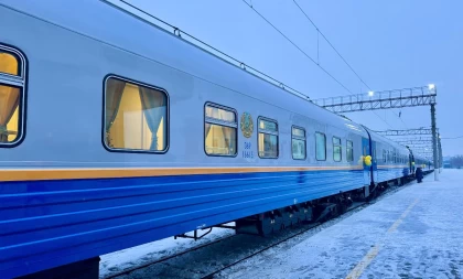 Қазақстанда пойыздың дәретханасы “жарылып”, жолаушыға нәжіс шашыраған: Пойыз басшысы қызметінен босатылды