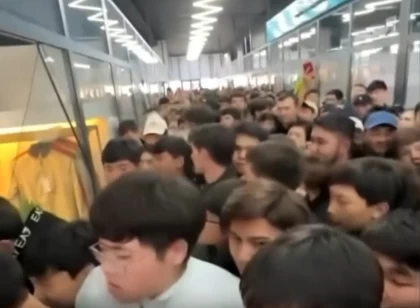 Таразда дүкенге келген жасөспірім есікке қысылып қалған: Иесі айыппұл арқалады