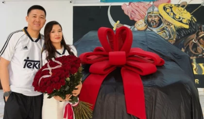 Арман Жаналиев жұбайына қымбат көлік сыйлады