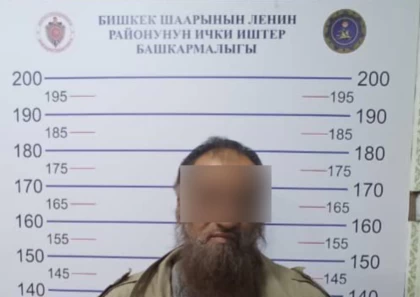 Ер адам балаларға ине салынған кәмпит таратқан