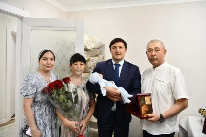 600-мыңыншы ақтөбелікті қала әкімі Азамат Бекет құттықтады