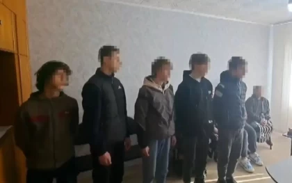 Теміртауда зейнеткердің үйіне баса көктеп кіріп, соққыға жыққан жасөспірімдерге қатысты сот үкімі шықты