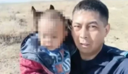 "Айналайын, келе ғой…" Абай облысында атпен жүрген полицей айдалада адасқан 3 жасар баланы тапты