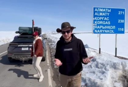 Қазақстанға АҚШ-тан келген блогер өзін дұрыс күтіп алмағанына шағымданды: Ал министрлік бұл блогерді шақырмағанын айтты