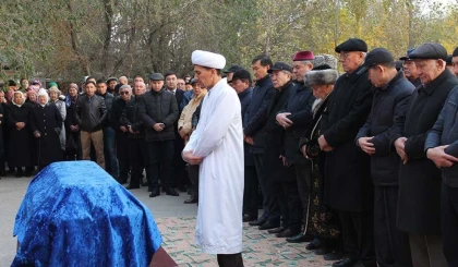 Атырауда жүздеген адам марқұмның балаларды зорлағаны үшін сотталғанын білмей, жаназасына қатысқан