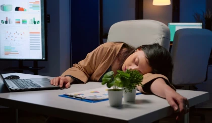 Әйел төмен жалақыға қарсылық ретінде жұмыста бес сағат ұйықтап қалған