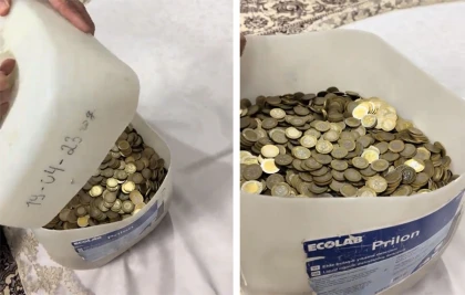 Қазақстандық әйел 30 литрлік канистрді тиындарға толтырып, үш жылда қанша ақша жинағанын айтып берді