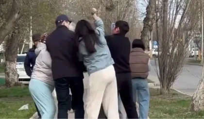 Жеңіл жүрістілерден ауру бала туады деген блогер Қостанайда төбелесіп қалды