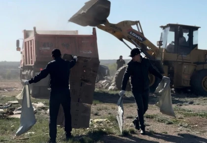 Ақтөбе тазалық үшін күресті жалғастыруда: Қала әкімі Азамат Бекет жастармен бірге қоқыс жинап жүр