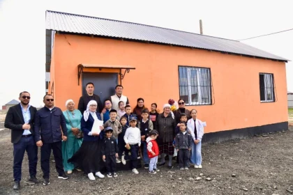 Депутат из Атырау подарил жильё четырём нуждающимся семьям