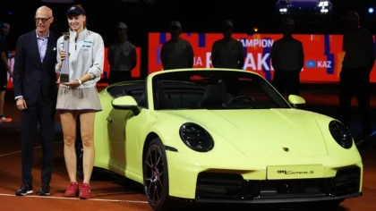 Елена Рыбакина ұтып алған екінші Porsche көлігін не істейтінін айтты