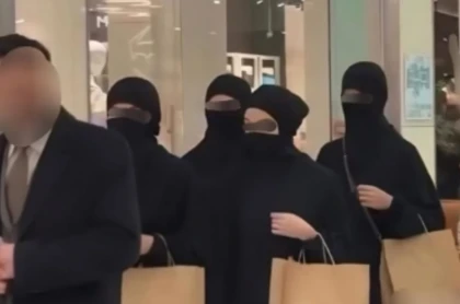 Алматыда никаб киген бірнеше әйелді ертіп жүрген ер адамның видеосы желіде қызу талқыға түсті
