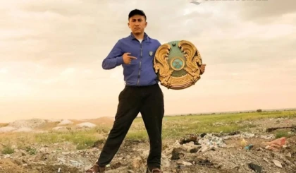 Қоқыс арасынан елтаңба тауып алып, оны үйіне іліп қойған қазақстандық блогер айыппұл арқалады