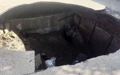 Алматы облысында жол опырылып үлкен шұңқыр пайда болған
