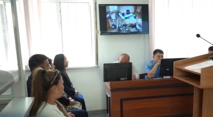 "Ұрып-соғып, үтікпен күйдірген": Шымкентте жәбір көрген балалар анасына қарсы айғақ берді