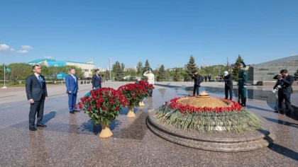 Тоқаев Мәскеуде жүргенде, Астанада "Отан Анаға" гүлді Бектенов, Әшімбаев және Қошанов қойды
