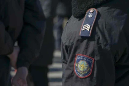 Полицейді шапалақпен ұрған қазақстандық екі жылға сотталды