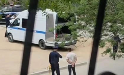 Бір жарым жастағы баланы полицияның қызметтік көлігімен қақты: Куәгерлер мән-жайды айтты