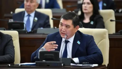 "900 мың теңгеден аса аламын": Депутат Базарбек жалақысының өмір сүруге жетпейтінін айтты