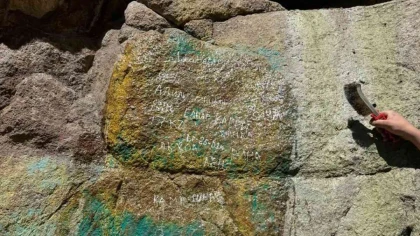 Іле-Алатау ұлттық саябағында жасөспірімдер тастарға сурет салып тастаған