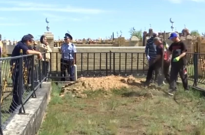 Қарағанды облысында бір моланы бөлісе алмаған екі отбасы эксгумация жасады