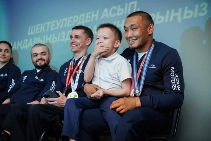 "Әркімнің ішінде зор күш бар": Алматыда паралимпиадашылар интернат тәрбиеленушілерімен кездесті