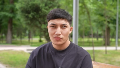 "Саябақтарда қонып жүрмін": 21 жастағы қазақстандық балалар үйінің түлегі дала қалды