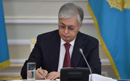 Жұмыс берушілер қызметкерлерге скринингтен өту үшін уақыт беруге міндеттеледі: Тоқаев заңға қол қойды