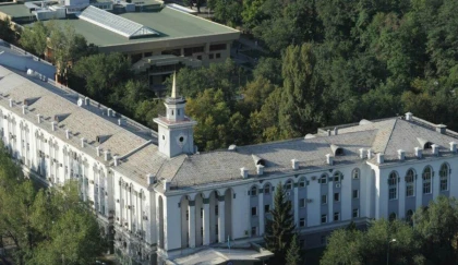 KIMEP университетінде жыныстық қысым жасады деп айыпталған профессор ақпаратты теріске шығаруды талап етті