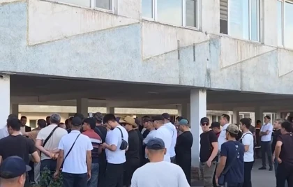 "Жеке заттарды итпен тінтіген, өтемақыны кешіктіреді": "Жаңа Жамбыл фосфор зауытының" жұмысшылары наразылыққа шықты