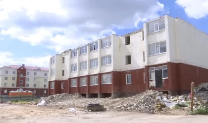 Ақтөбеде 337 миллион теңгеге салынған апатты үйлер сүріліп, тұрғындар мәжбүрлі түрде көшірілген