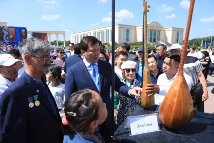 Ұлттық домбыра күніне орай 1500 ақтөбелік домбырашы қазақ композиторларының күйлерін орындады