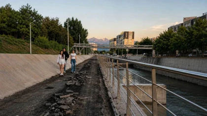 Алматылықтар жөндеуден өткен Үлкен Алматы жағасындағы асфальт жабынын қайта сүріп тастағанына наразы