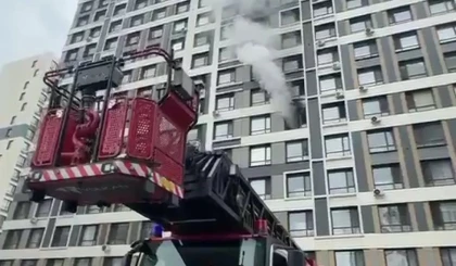 Астанада өрт кезінде тұрғындар көліктерді қолмен жылжытып, өрт сөндірушілерге жол ашқан