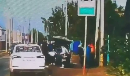 Ақтөбеде жүргізушіге ескерту жасаған ер адамды көлікке күштеп салып әкеткен