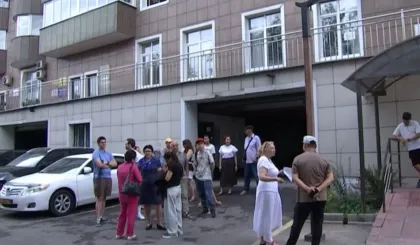 Алматыда көпқабатты үйдің тұрғындары шатырдағы құрылысқа қарсы шықты