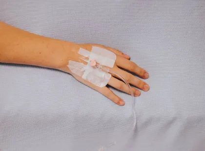 Кипрде қазақстандық қызды супермаркетте пышақтап, өлтірмек болды