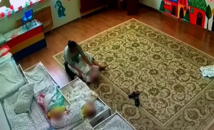 Атырауда жекеменшік балабақша тәрбиешілері бір жасар балаға қатыгездік көрсетті деген күдікке ілінді