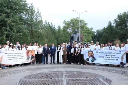 Шымкентте Абай Құнанбайұлының туған күніне орай ескерткішіне гүл шоқтары қойылды