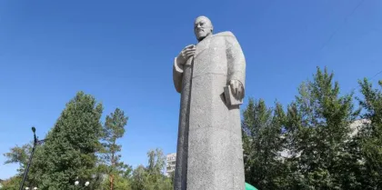 Абай күні "Әділет" партиясының кандидаттары Семей тұрғындарымен бірге ақынның ескерткішіне барды