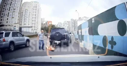 Алматыда жолдағы жанжал төбелеске ұласып, ер адам бір соққыдан есінен танып қалды