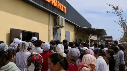 Жаңаөзенде тұрмыстық химия өнімдері 500 теңгеге сатқанның соңы ұзын-сонар кезекке әкелді