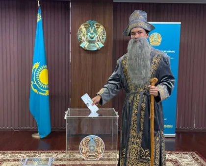 Жапонияда студент дауыс беруге Би образында келген