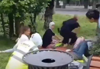 Алматыда көгалда тынығып отырған коммуналдық қызметкерлерді видеоға түсірген әйел жауапқа тартылды