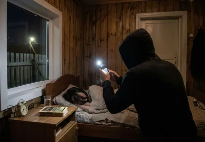 "Сөйлескім келді": Қазақстанда ер адам түнде көрші әйелдің үйіне кіріп, ұйықтап жатқан күйін суретке түсірген