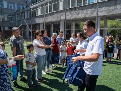 100-ден астам балаға мектепке қажетті құрал-жабдықтар толтырылған рюкзактар тапсырылды